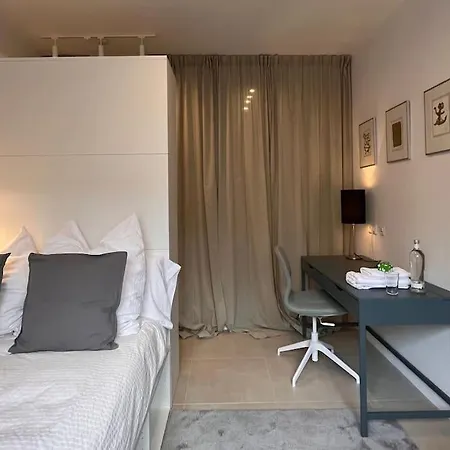 Quiet And Sunny In Absolut Center Apartment Düsseldorf